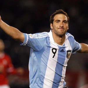 开云网页版-Uzi第十二赛季高光表现，RNG球迷沸腾庆祝！王者归来！Uzi第十二赛季高光表现引爆全场，RNG球迷狂欢庆祝